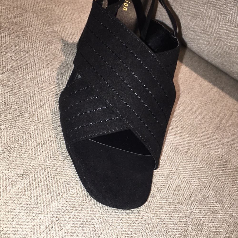 Attention brand new shoes - Picture 2 of 3
